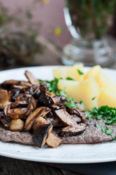 Zdjęcie - Steki z grzybami leśnymi - Przepisy kulinarne ze zdjęciami