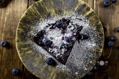 Zdjęcie - Wytrawna tarta kakaowa z borówkami - Przepisy kulinarne ze zdjęciami
