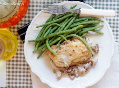 Zdjęcie - Kurczak z patelni w kremowym sosie z kurkami / Creamy chicken and chanterelle skillet - Przepisy kulinarne ze zdjęciami