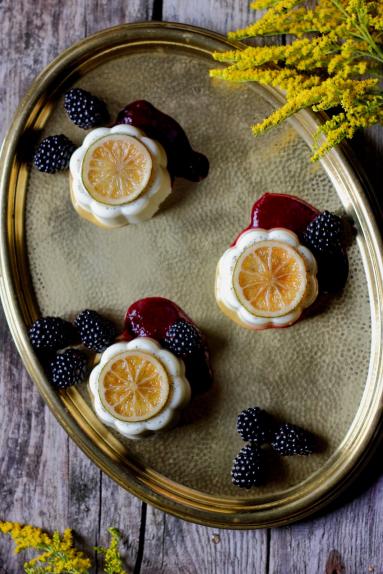 Zdjęcie - Limonkowa panna cotta z jeżynowo-limonkowym coulis - Przepisy kulinarne ze zdjęciami