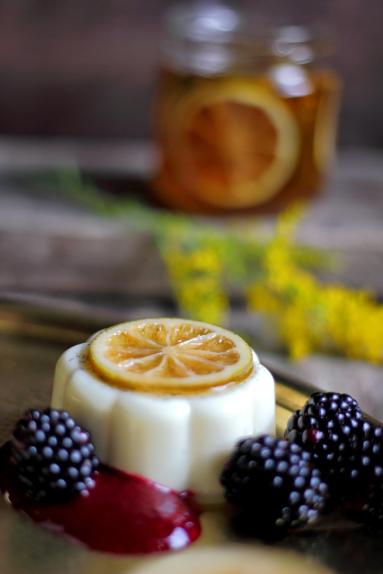 Zdjęcie - Limonkowa panna cotta z jeżynowo-limonkowym coulis - Przepisy kulinarne ze zdjęciami