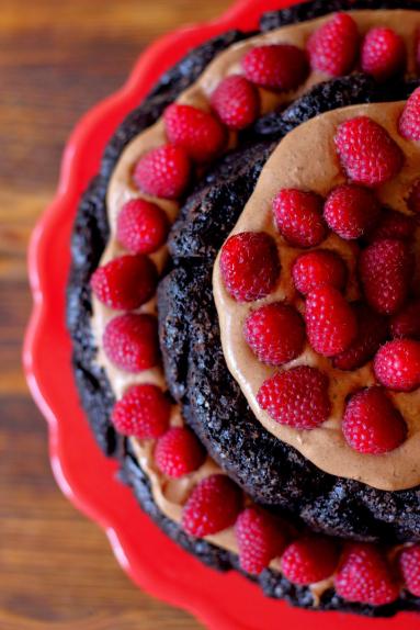 Zdjęcie - Tort majo-brownie z malinami - Przepisy kulinarne ze zdjęciami