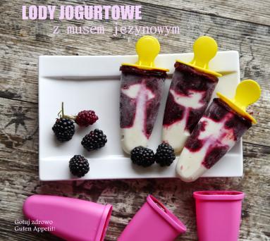 Zdjęcie - Lody jogurtowe z musem jezynowym - Przepisy kulinarne ze zdjęciami