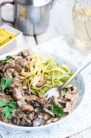 Zdjęcie - Makaron z grzybami w śmietanie - Przepisy kulinarne ze zdjęciami