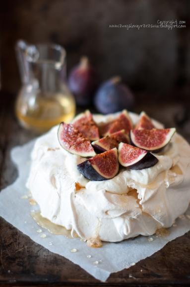 Zdjęcie - Pavlova z figami i waniliowym kremem mascarpone (Pavlova with fresh figs and wanilla mascarpone cream) - Przepisy kulinarne ze zdjęciami