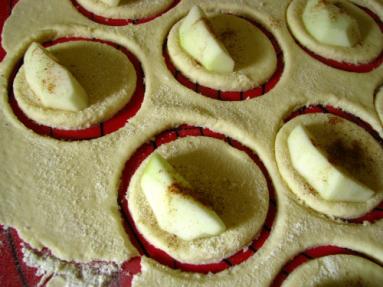 Zdjęcie - Serowe usteczka z  jabłkami - Przepisy kulinarne ze zdjęciami