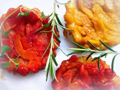 Zdjęcie - Mini tarty tatin z pieczonymi pomidorami i papryką - Przepisy kulinarne ze zdjęciami