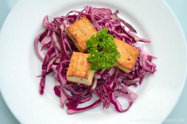 Zdjęcie - Smażone tofu z sezamem na colesławie z czerwonej kapusty - Przepisy kulinarne ze zdjęciami
