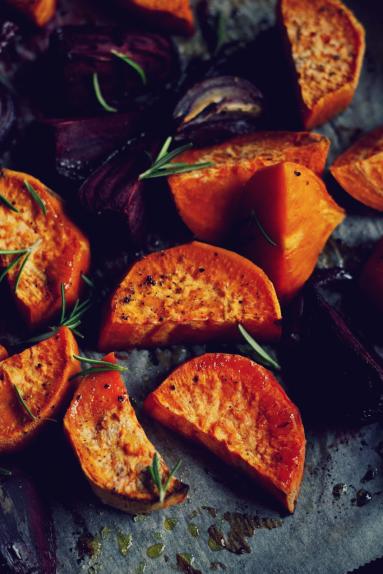 Zdjęcie - Pieczone jesienne warzywa z sosem musztardowym - Przepisy kulinarne ze zdjęciami