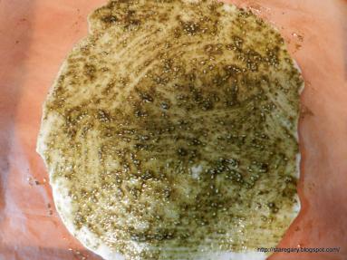 Zdjęcie - Płaski  chleb z za'atarem - czyli libański Manoush - Przepisy kulinarne ze zdjęciami