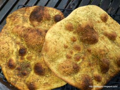 Zdjęcie - Płaski  chleb z za'atarem - czyli libański Manoush - Przepisy kulinarne ze zdjęciami