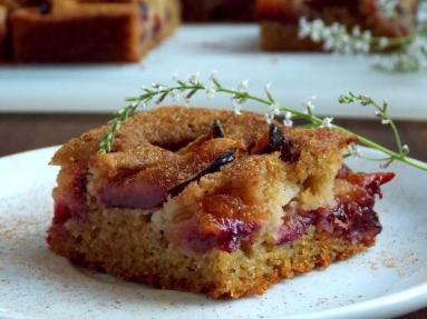 Zdjęcie - Cynamonowe ciasto grysikowe ze śliwkami - Przepisy kulinarne ze zdjęciami