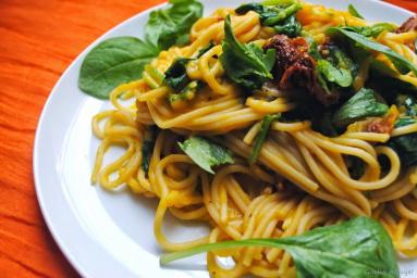Zdjęcie - Spaghetti z dynią, szpinakiem i suszonymi pomidorami - Przepisy kulinarne ze zdjęciami