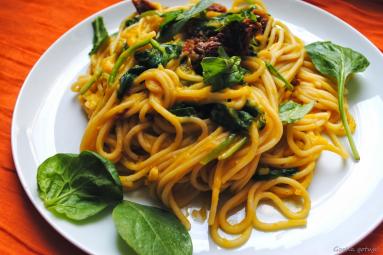 Zdjęcie - Spaghetti z dynią, szpinakiem i suszonymi pomidorami - Przepisy kulinarne ze zdjęciami