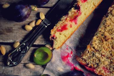 Zdjęcie - Ucierane ciasto ze śliwkami i pistacjową kruszonką - Przepisy kulinarne ze zdjęciami