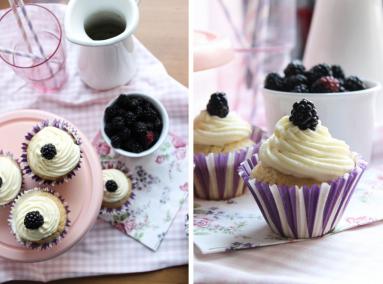 Zdjęcie - Cupcake'i z jeżynami i kremem mascarpone - Przepisy kulinarne ze zdjęciami