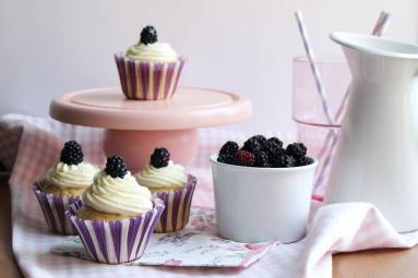 Zdjęcie - Cupcake'i z jeżynami i kremem mascarpone - Przepisy kulinarne ze zdjęciami
