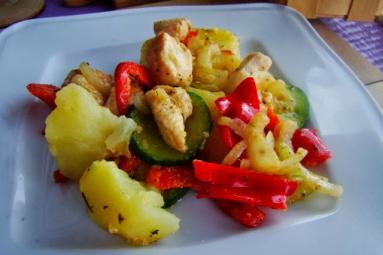 Zdjęcie - Warzywa z patelni z kurczakiem i odrobiną tymianku - Przepisy kulinarne ze zdjęciami