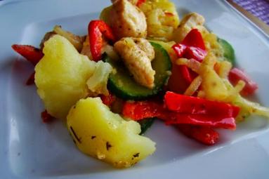 Zdjęcie - Warzywa z patelni z kurczakiem i odrobiną tymianku - Przepisy kulinarne ze zdjęciami