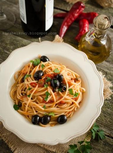 Zdjęcie - Spaghetti puttanesca - Przepisy kulinarne ze zdjęciami