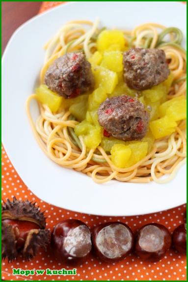 Zdjęcie - Spaghetti z dynią i klopsikami wołowymi z papryką - Przepisy kulinarne ze zdjęciami