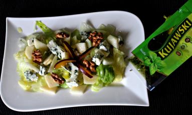 Zdjęcie - Sałata z gruszką i orzechami włoskimi w towarzystwie sera pleśniowego - Przepisy kulinarne ze zdjęciami