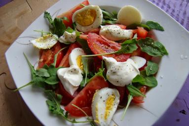 Zdjęcie - Sałatka z rukoli i pomidora - Przepisy kulinarne ze zdjęciami