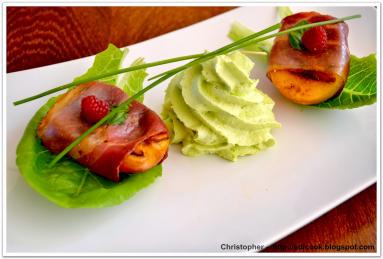 Zdjęcie - Grillowana  nektarynka z wiejską szynką i pianką wasabi - Przepisy kulinarne ze zdjęciami