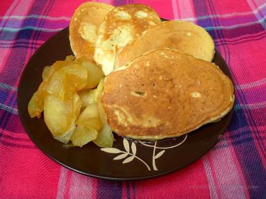 Zdjęcie - Na śniadanie zamiast chleba - pancakes. Z karmelizowanymi jabłkami - Przepisy kulinarne ze zdjęciami