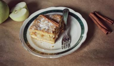 Zdjęcie - Szarlotka z jabłkami i cynamonem - Przepisy kulinarne ze zdjęciami