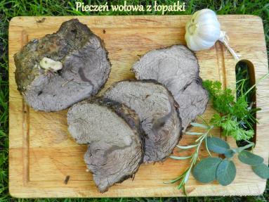 Zdjęcie - Pieczeń wołowa z łopatki w garnku rzymskim - Przepisy kulinarne ze zdjęciami