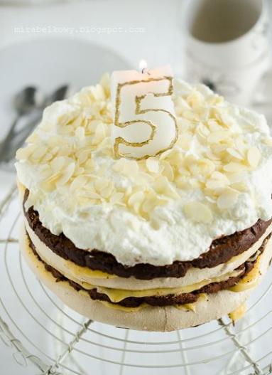 Zdjęcie - Piąty rok bloga :) Tort czekoladowy z bezą i lemon curd - Przepisy kulinarne ze zdjęciami