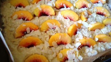 Zdjęcie - Ciasto na maślance z brzoskwiniami - Przepisy kulinarne ze zdjęciami