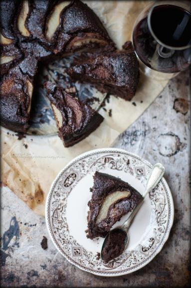 Zdjęcie - Ciasto czekoladowe z gruszkami na winie (Chocolate cake with wine poached pears) - Przepisy kulinarne ze zdjęciami