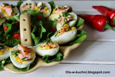 Zdjęcie - Jajka z majonezem i wędzonym łososiem - Przepisy kulinarne ze zdjęciami