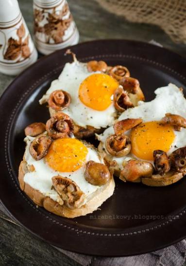 Zdjęcie - Grzanki z rydzami i jajkami sadzonymi - Przepisy kulinarne ze zdjęciami