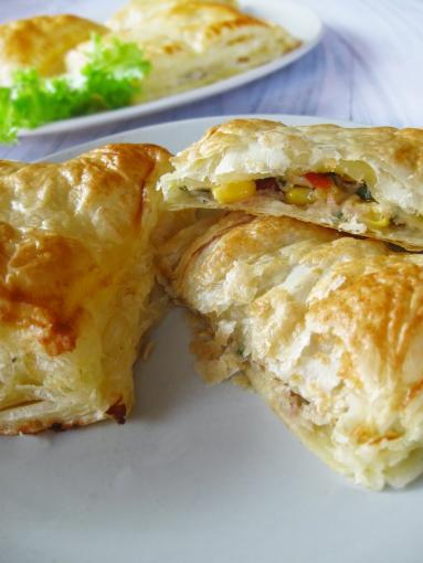 Zdjęcie - Ciasto francuskie z tuńczykiem i kukurydzą - Przepisy kulinarne ze zdjęciami