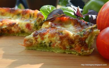 Zdjęcie - Placek pomidorowo serowy z bazylią - Przepisy kulinarne ze zdjęciami