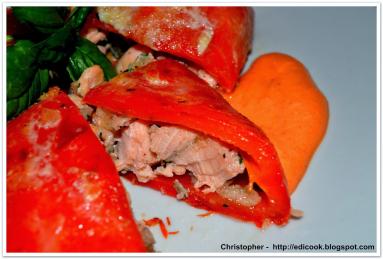 Zdjęcie - Strąki papryki z nadzieniem z łososia i sosem paprykowym - Przepisy kulinarne ze zdjęciami