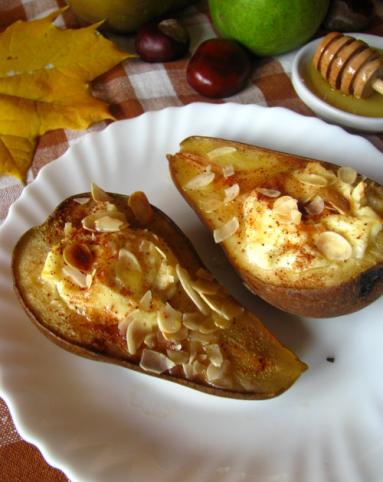 Zdjęcie - Pieczone gruszki z ricottą i migdałami - idealny jesienny  deser - Przepisy kulinarne ze zdjęciami