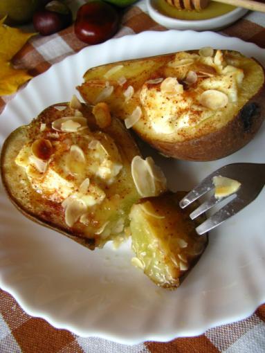 Zdjęcie - Pieczone gruszki z ricottą i migdałami - idealny jesienny  deser - Przepisy kulinarne ze zdjęciami
