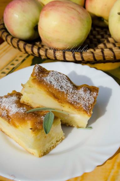 Zdjęcie - Łatwe ciasto z jabłkami i budyniem - Przepisy kulinarne ze zdjęciami