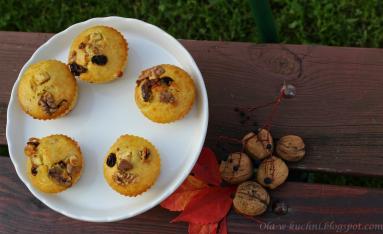 Zdjęcie - Muffinki z czekoladą, orzechami i rodzynkami - Przepisy kulinarne ze zdjęciami