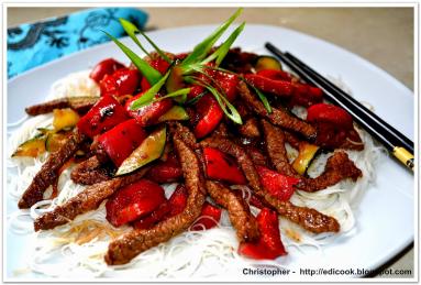 Zdjęcie - Wołowina z woka z papryką na ostro - Przepisy kulinarne ze zdjęciami
