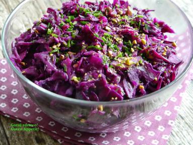 Zdjęcie - Szybka sałatka z czerwonej kapusty z pistacjami - Przepisy kulinarne ze zdjęciami