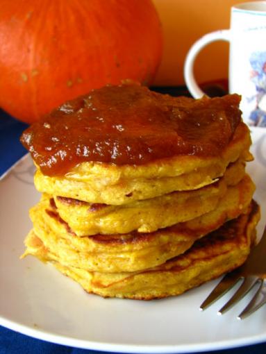 Zdjęcie - Dyniowo-bananowe pancakes z dyniowym sosem  korzennym - Przepisy kulinarne ze zdjęciami