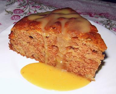 Zdjęcie - Ciasto z jabłkami i sosem toffee - Przepisy kulinarne ze zdjęciami