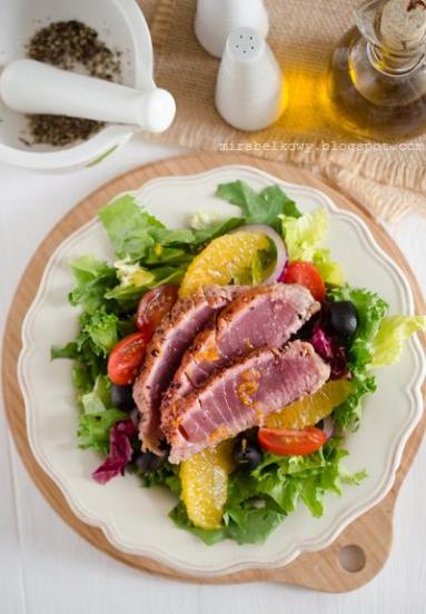 Zdjęcie - Sałatka ze stekiem z tuńczyka - Przepisy kulinarne ze zdjęciami
