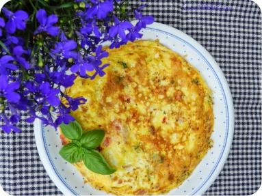 Zdjęcie - Omlet z serem pleśniowym, pomidorem i bazylią - Przepisy kulinarne ze zdjęciami