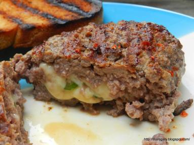 Zdjęcie - Pikantny burger wołowy - Przepisy kulinarne ze zdjęciami